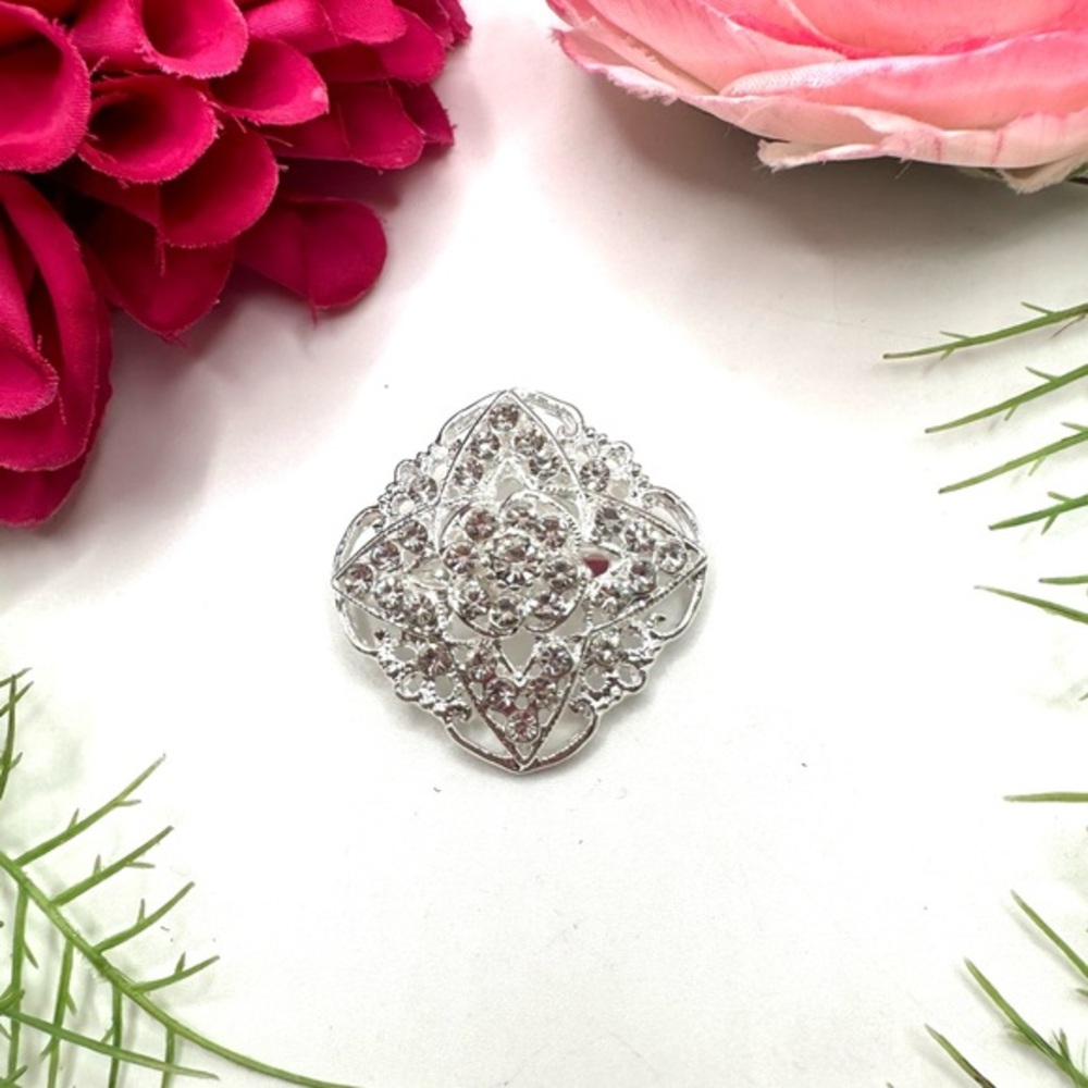 NEW⚜️Classic Crystal Cluster Embellished Brooch